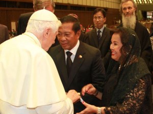 File Photo: Philippine Vice President Jejomar Binay with Pope Benedict XVI at the Vatican