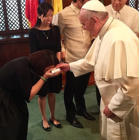 Kris Aquino kissing the Pope's ring in Malacañang Palace
