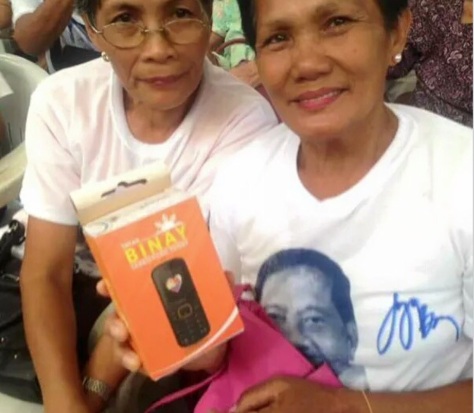 Women voters proudly display the new BinayPhone (photo credit: unknown)