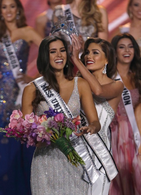 Reining Miss Universe Paulina Vega being crowned by her predecessor Gabriela Isler on January 25, 2015 (AP Photo/Wilfredo Lee)